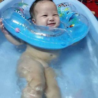 phao đeo cổ tập bơi cho bé