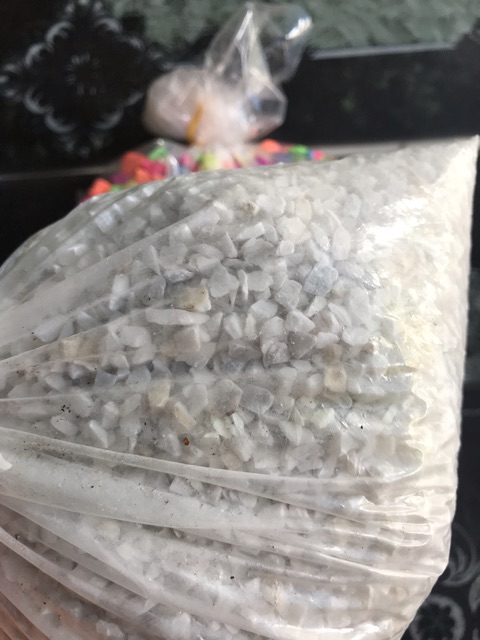 COMBO 2 BỊCH ĐÁ ĐỦ MÀU ĐÁ TRẮNG TRANG TRÍ HỒ CÁ NON BỘ