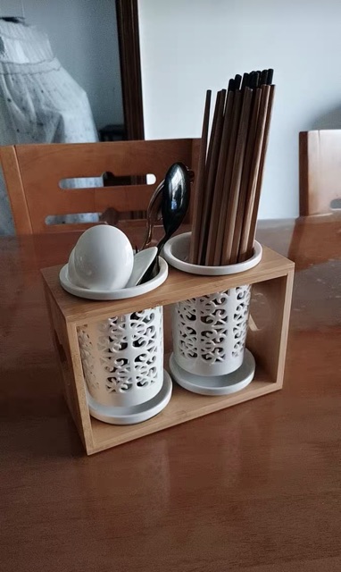 Ống đũa sứ trắng có hoa văn đẹp mắt