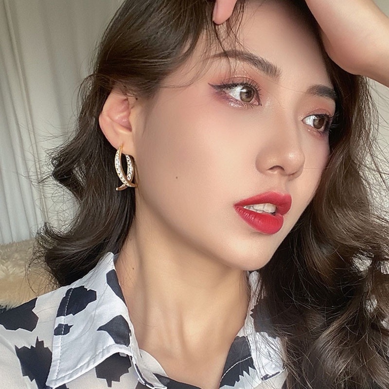 Đôi bông tai dài đính hạt đá kim cương dạng vòng cong chéo nhau dành cho nữ