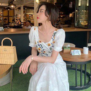 Đầm trắng thêu hoa