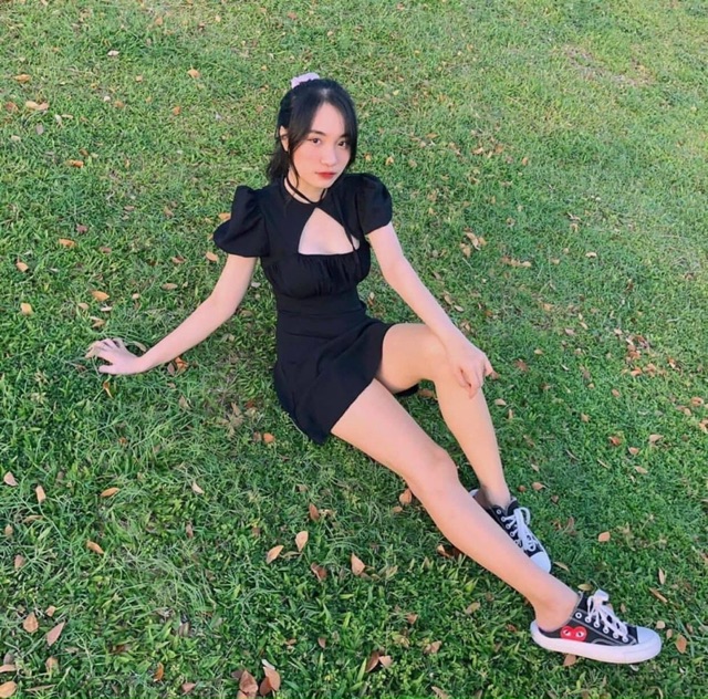 ĐẦM KHOÉT NGỰC TRẮNG - ĐEN | BigBuy360 - bigbuy360.vn