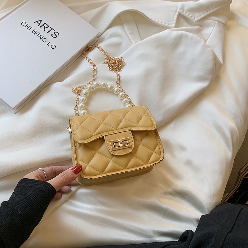 Túi đeo chéo nhỏ phối ngọc trai phong cách xuân hè 2022 sành điệu