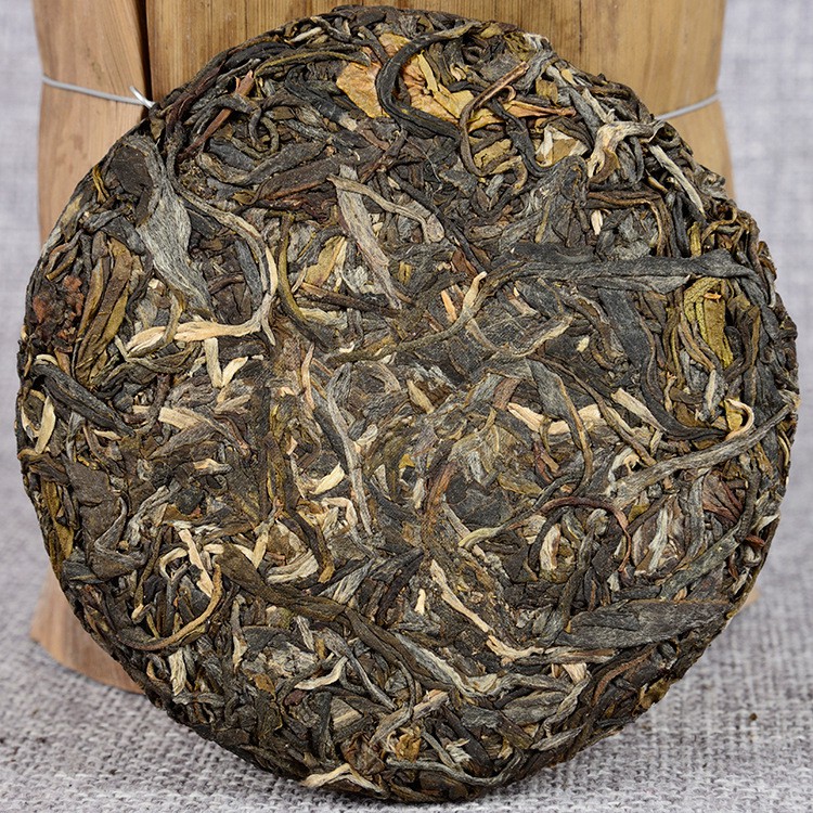 Trà phổ nhĩ sống Băng Đảo Vân Nam năm 2012 bánh 100g