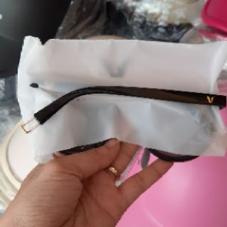 Kính v mắt mèo đuôi sắt