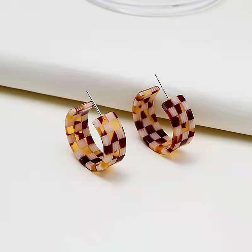 Bông Tai Acrylic Họa Tiết Sọc Caro Trắng Đen Hình Chữ C Màu Kẹo Ngọt