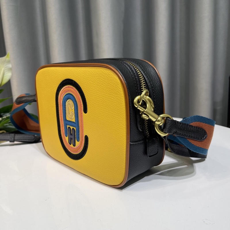 Camera Bag with COA*CH Patch 79278   Chất liệu da thật mềm mại và bền bỉ. Ngăn rộng thoải mái, miệng túi có dây kéo