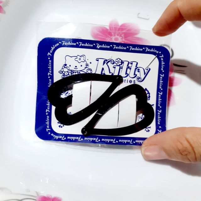 Một cặp Kẹp tóc mái trái tim màu đen