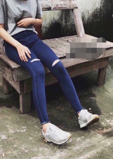 QUẦN JEANS TUA RUA RÁCH GỐI