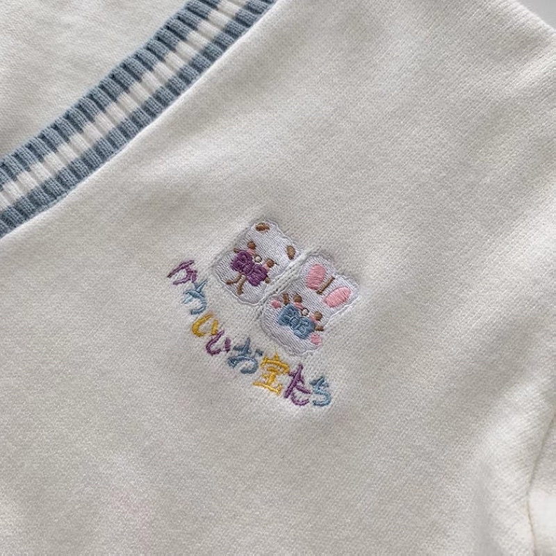 Áo khoác len cardigan trắng kem thêu gấu dễ thương viền xanh phong cách Nhật Bản Yannie