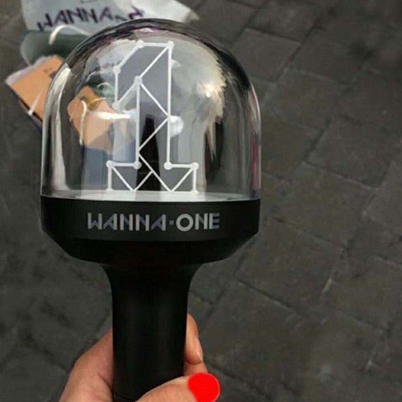 Lightstick chiếu ánh sáng cổ vũ cho đại nhạc hội phong cách của nhóm WANNA ONE