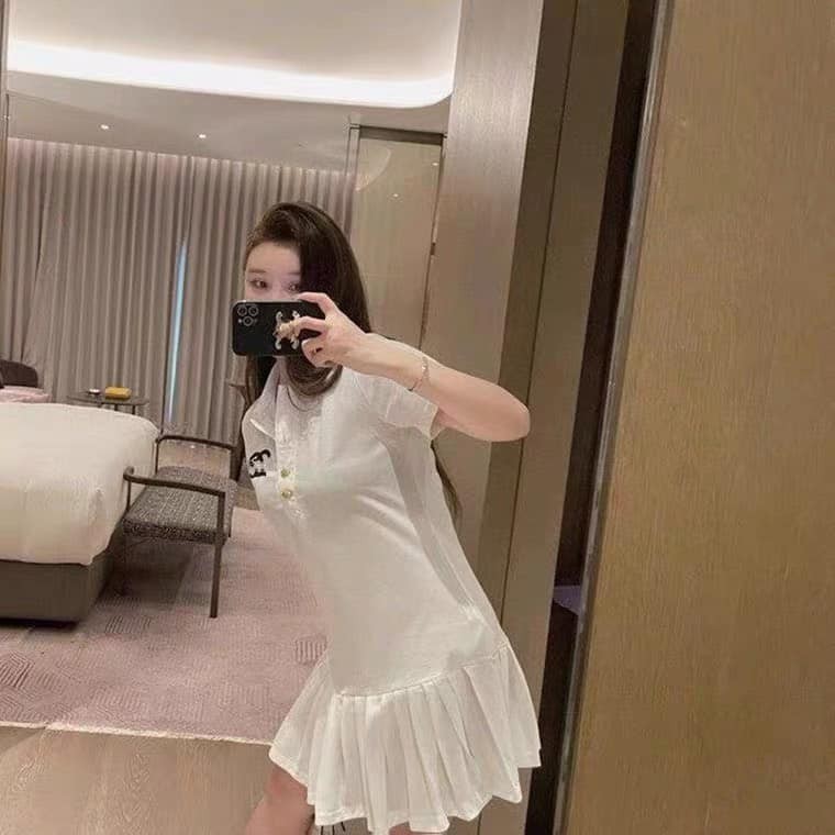 Váy Cổ Bẻ Đuôi Cá Thêu Logo Ngực