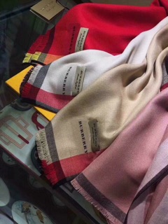 Khăn kẻ Burbery full box 300k có bill