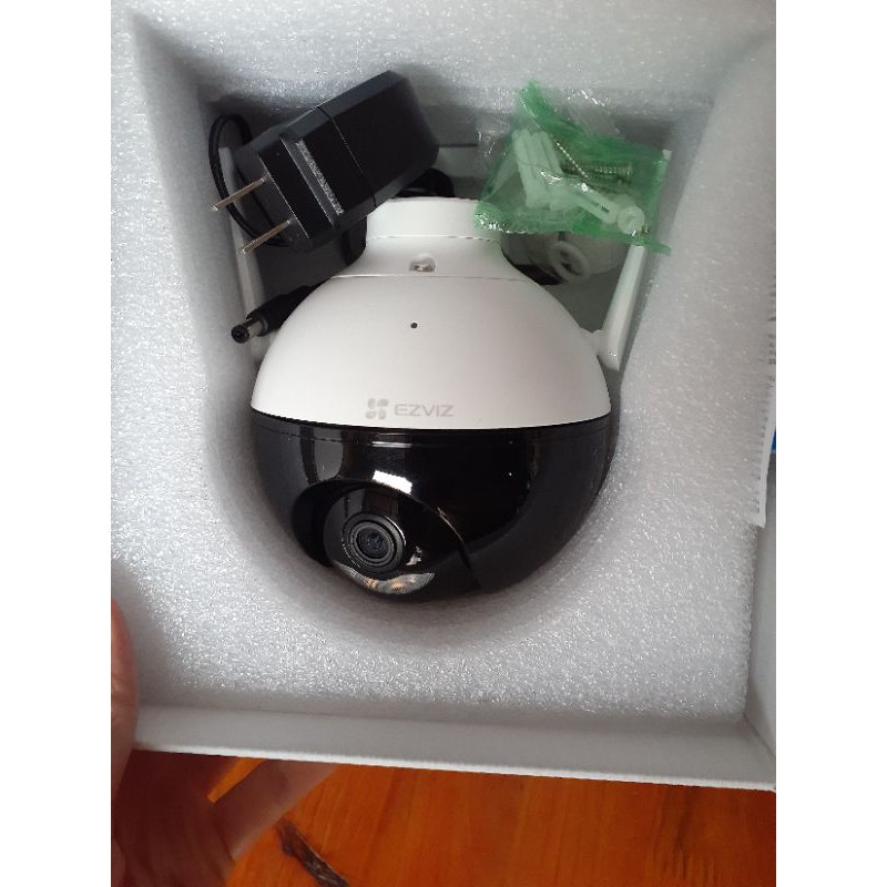 Camera Ngoài trời Xoay 4 chiều EZVIZ C8W có mic thu âm thanh, đàm thoại 2 chiều