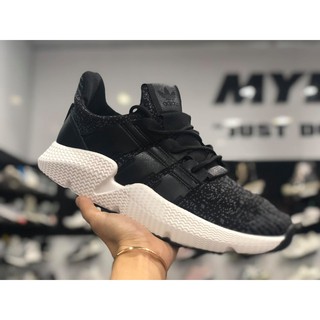Giày sneaker màu mới lạ