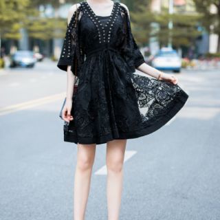 Đầm ren khoét vai