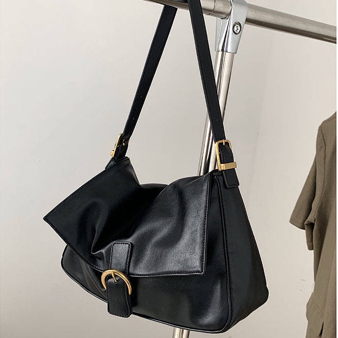 2022 New Retro Large Capacity Black One Shoulder Underarm Bag Baguette Bag All-Match Fashionable Flip Crossbody Handbag for Women dogL