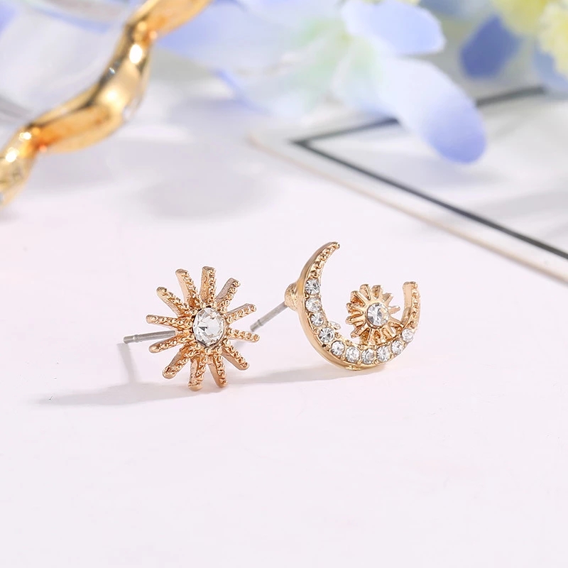 Khuyên Tai Bất Đối Xứng Hình Mặt Trăng Và Ngôi Sao