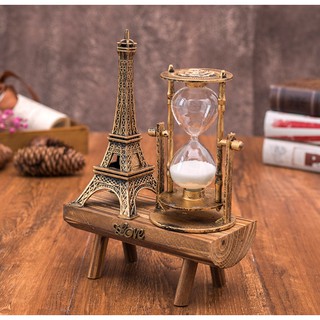 Tháp Eiffel và đồng hồ trang trí