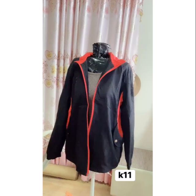 Áo khoác đen phối viền đỏ. K11