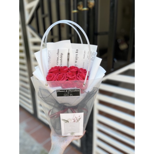 Bó hoa 11 đỏ mix báo chữ giấy trắng kèm túi thiệp