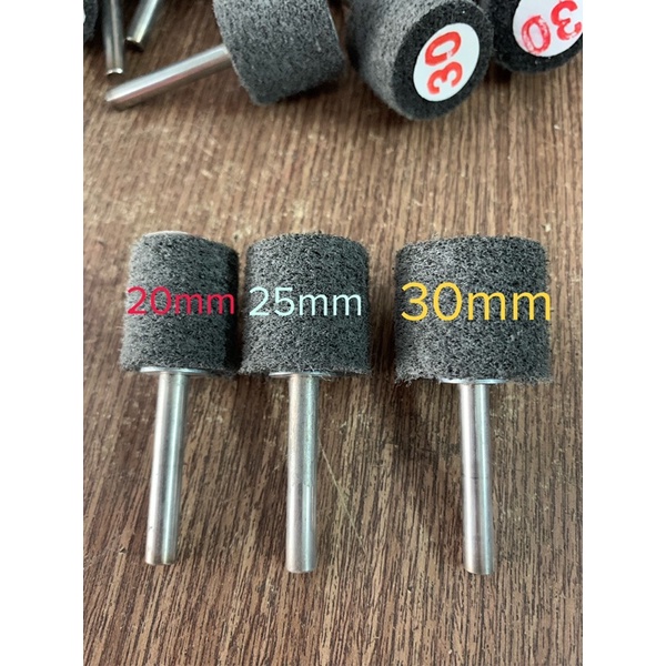 Trục nỉ xám gắn máy khoan