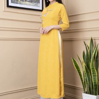 Áo dài chấm bi kết hoa.