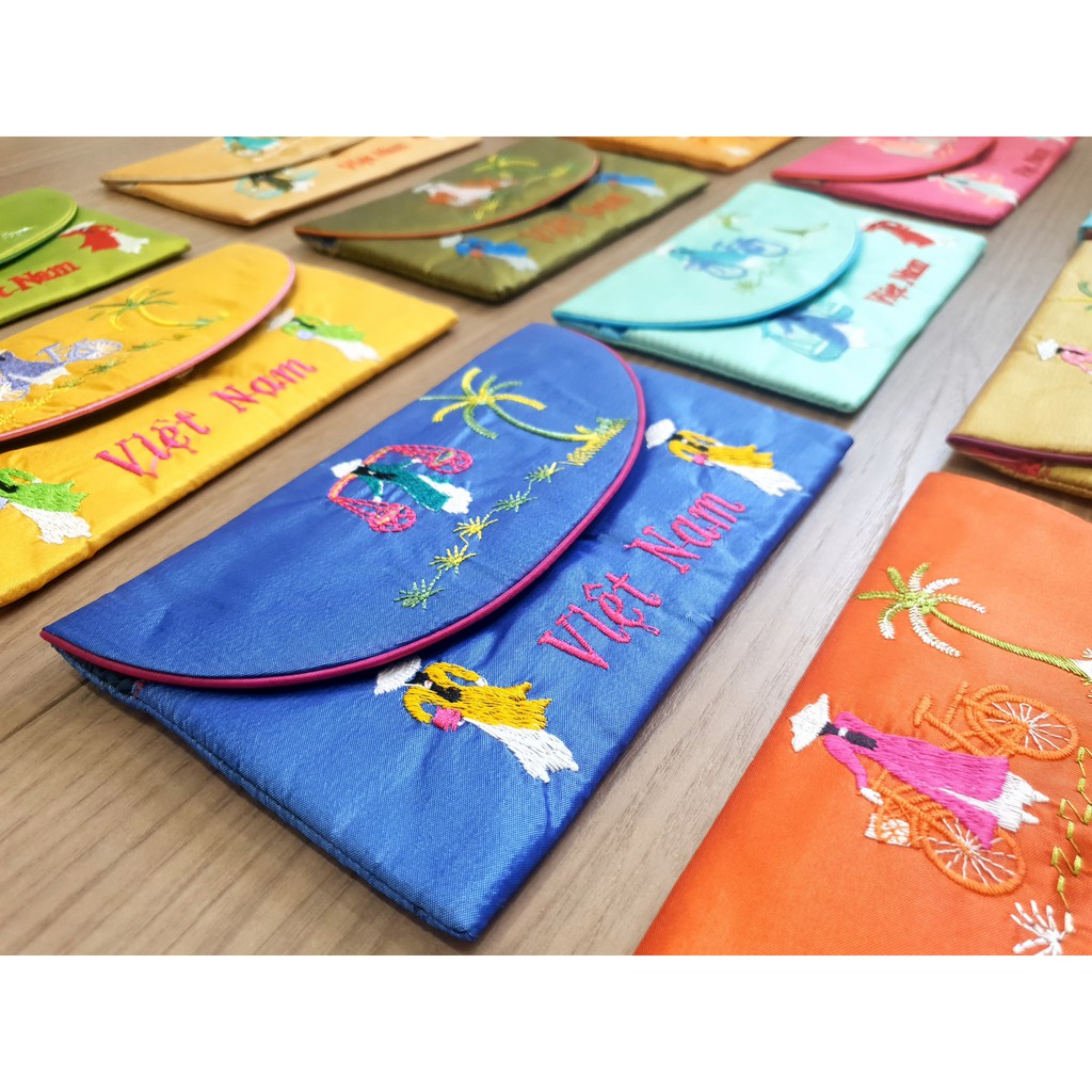 Ví lưu niệm cầm tay - Thêu áo dài