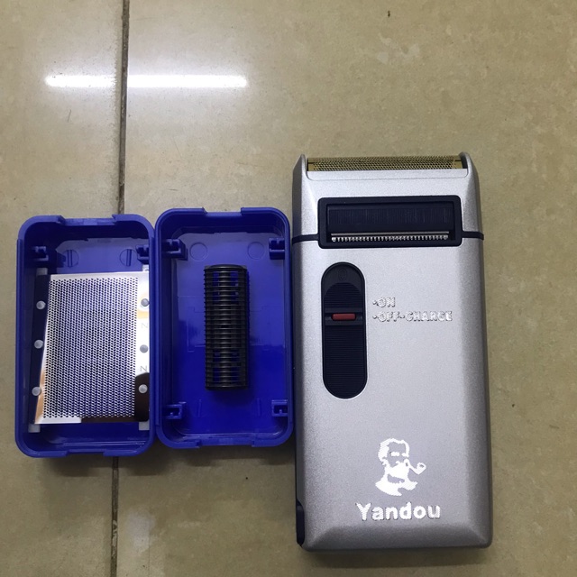 COMBO 1 MÁY CẠO RÂU VÀ 1 BỘ LƯỠI DỰ PHÒNG.