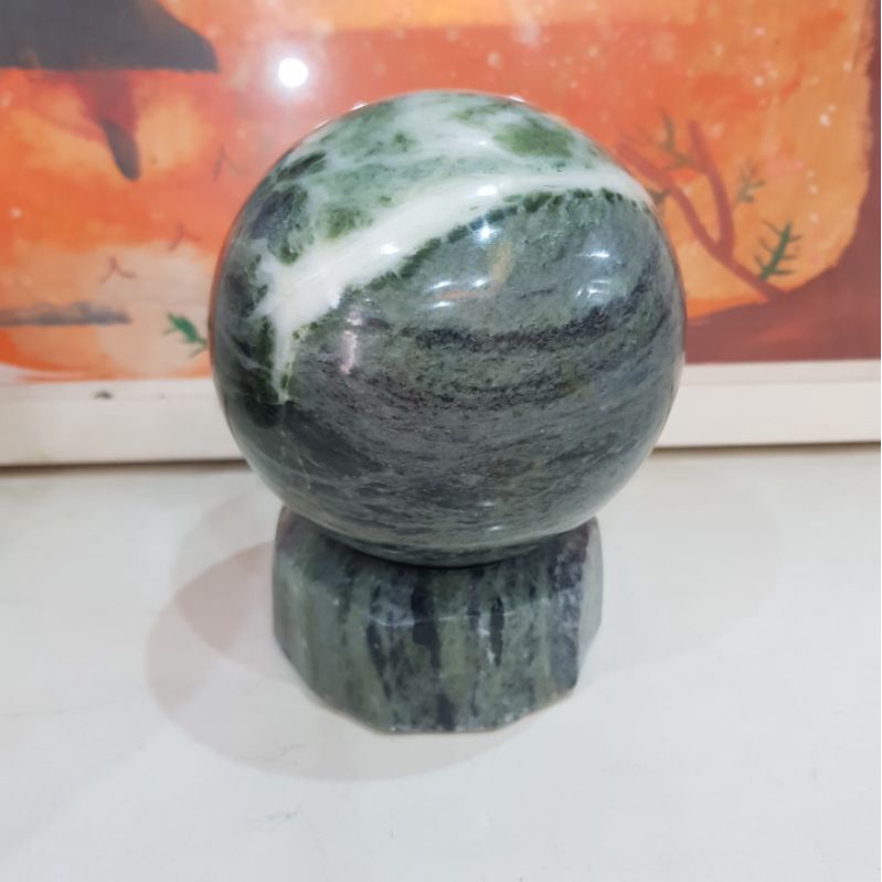 Quả cầu đá tự nhiên phong thủy cho mệnh Thủy có tặng kèm chân đế
