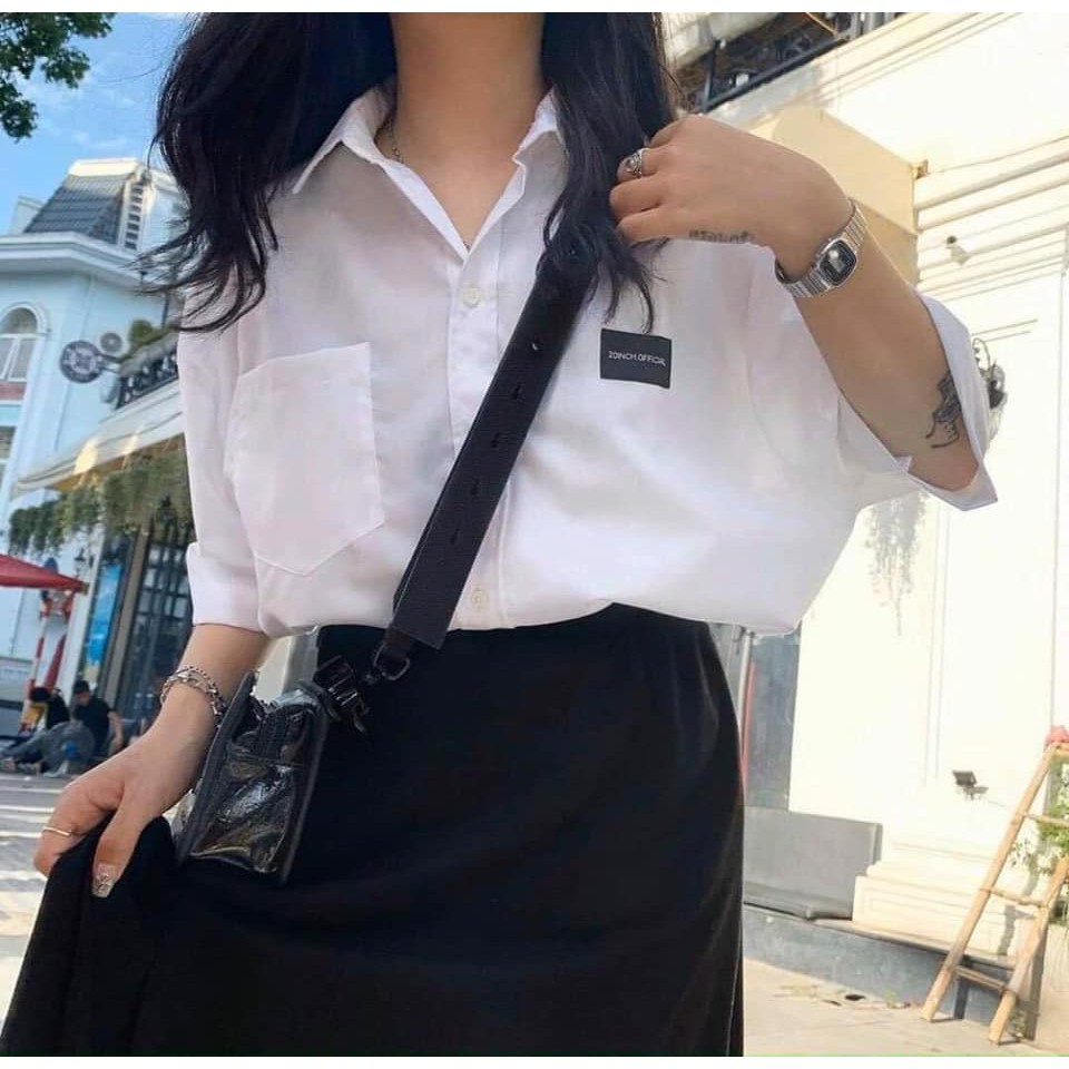 Áo sơ mi đi học nữ form rộng tay ngắn - lỡ có túi dáng ulzzang freesize unisex mặc đi học thêu LOGO ĐEN 20 INCH trắng