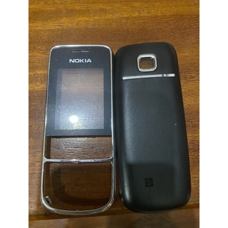 vỏ nokia 2700c mặt trước nắp sau hoặc có kèm khung xương(đen và trắng), hoặc chỉ có mỗi nắp sau, ko kèm mặt trước.
