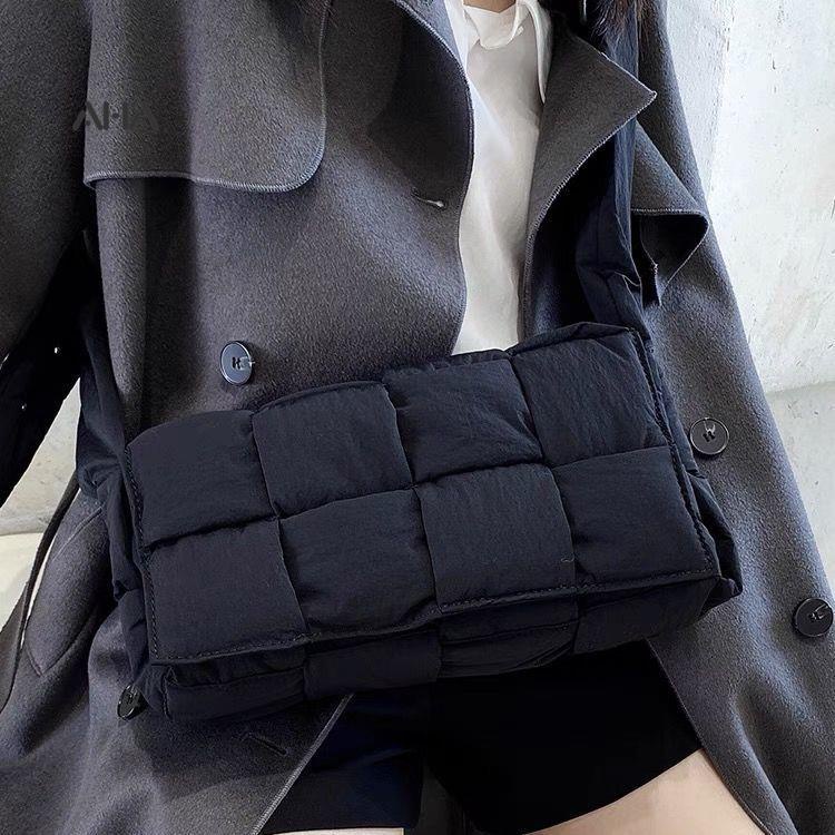 Túi đeo chéo vai AHA official bằng xốp thời trang phong cách dành cho nữ