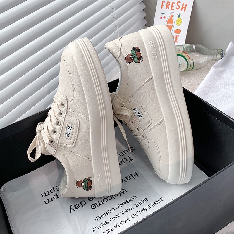 Giày Thể Thao Mềm Mại Màu Trắng Mũi Tròn Hình Gấu Xấu Xí Dễ Thương Phong Cách Preppy Đường Phố Cho Nữ