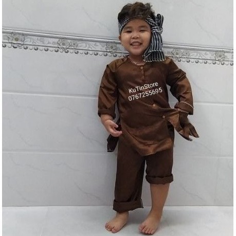 Bà ba nông dân cho bé