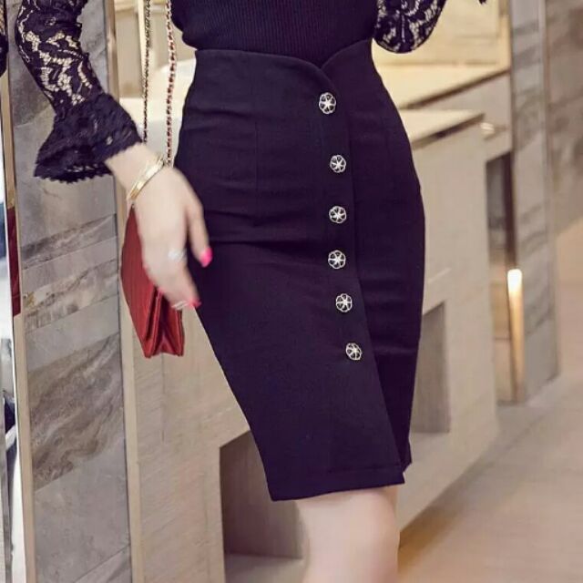 Chân váy xẻ trước đính cúc