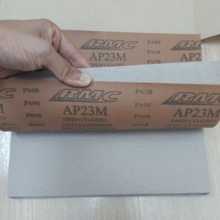 Giấy nhám đánh cạnh da.