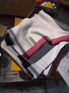 Khăn kẻ Burbery full box 300k có bill