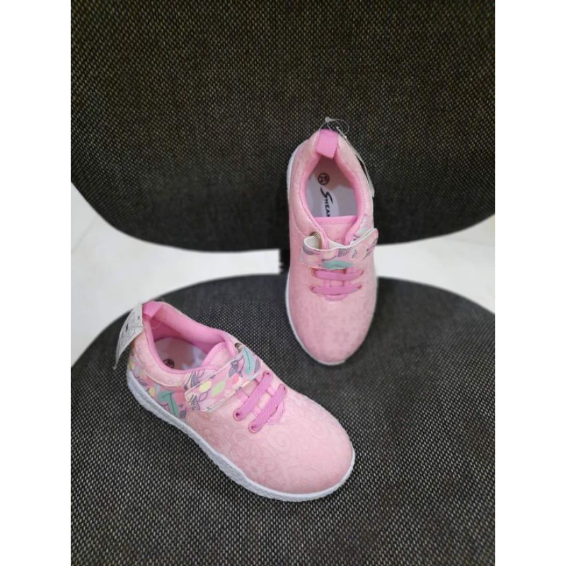 Giày xuất cho bé