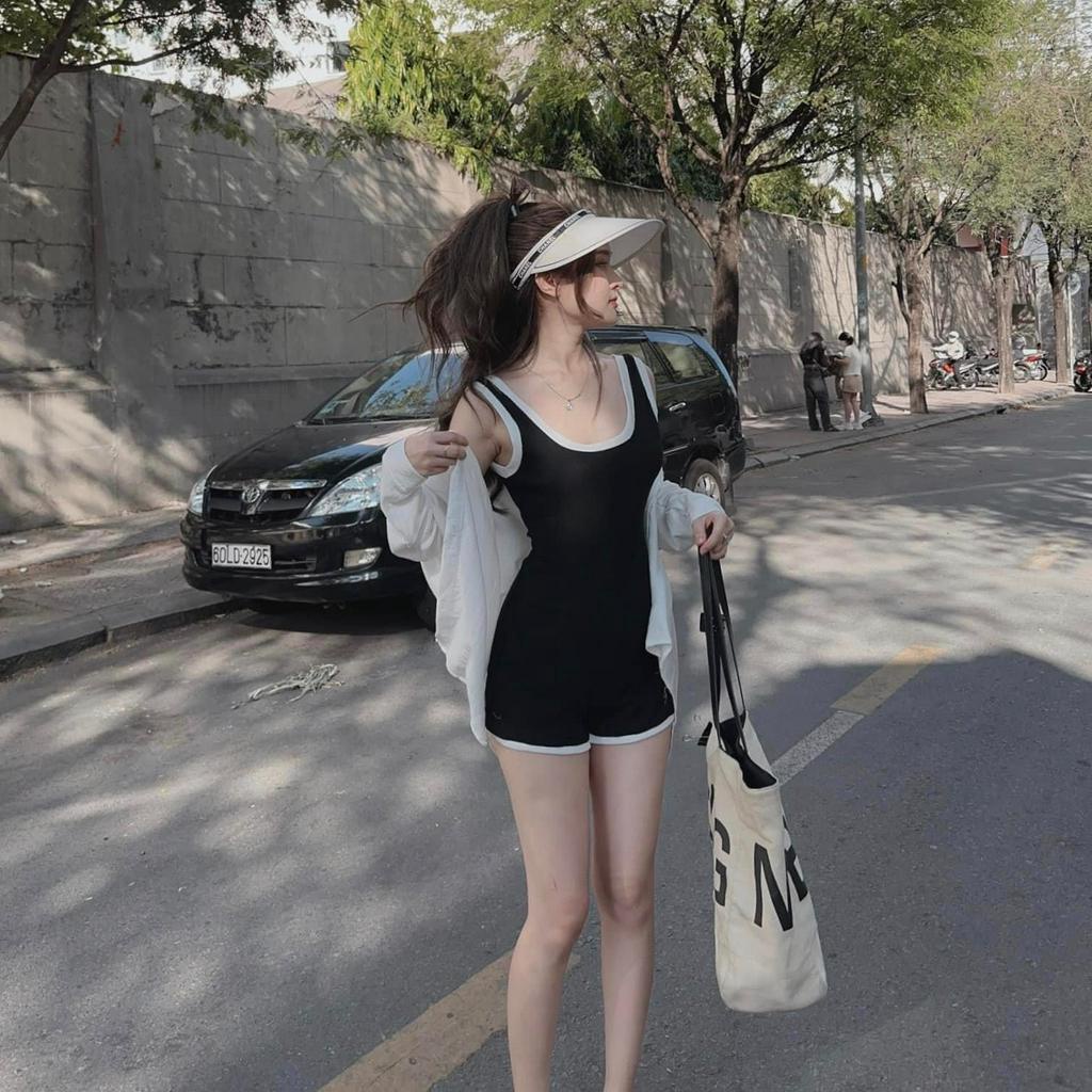 Jum viền thun gân có khóa kéo sau. Có sẵn