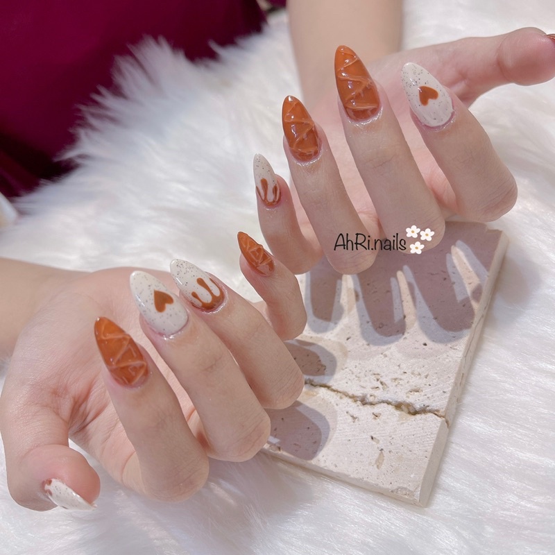 Nailbox-móng giả móng úp thiết kế sơn Hàn trắng kem và nâu vẽ nổi