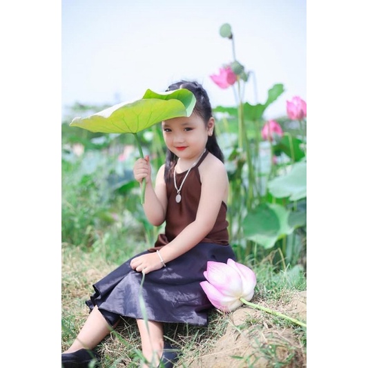 Yếm cho bé gái - mẫu chụp hoa sen siêu đẹp.(mấn- yếm- chân váy)
