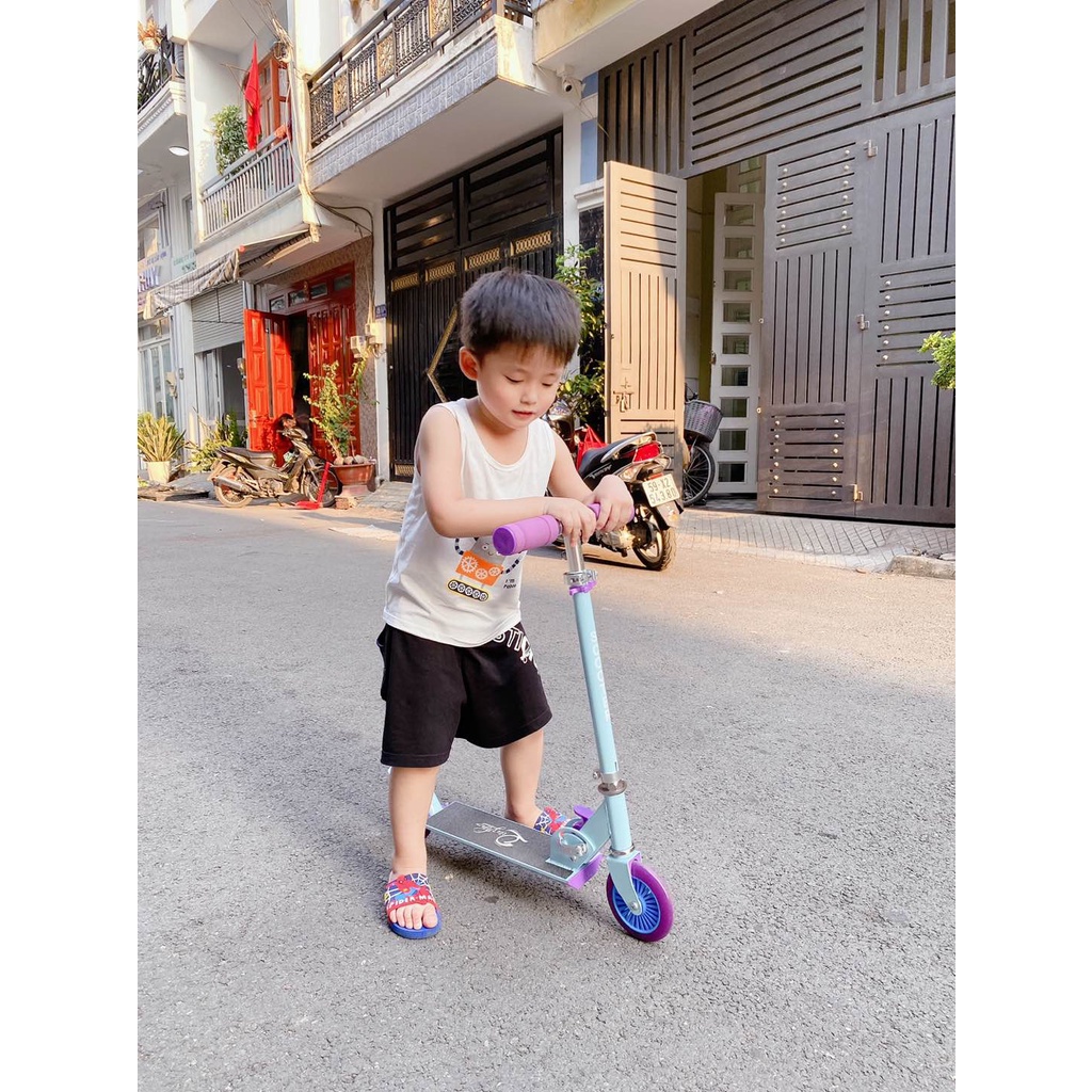 Xe scooter hàng đẹp có đèn led và chân trống tiện lợi, chịu tải đến 70kg quà tặng sinh nhật và năm mới.