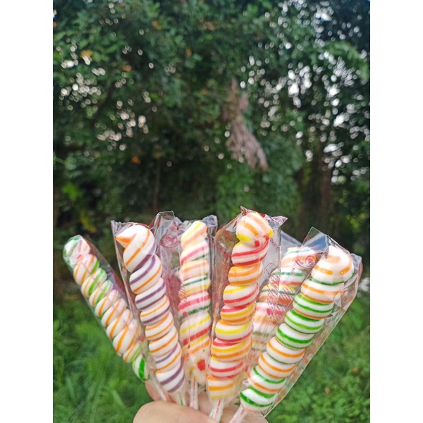 kẹo mút cầu vồng xoắn que (combo25 cây)