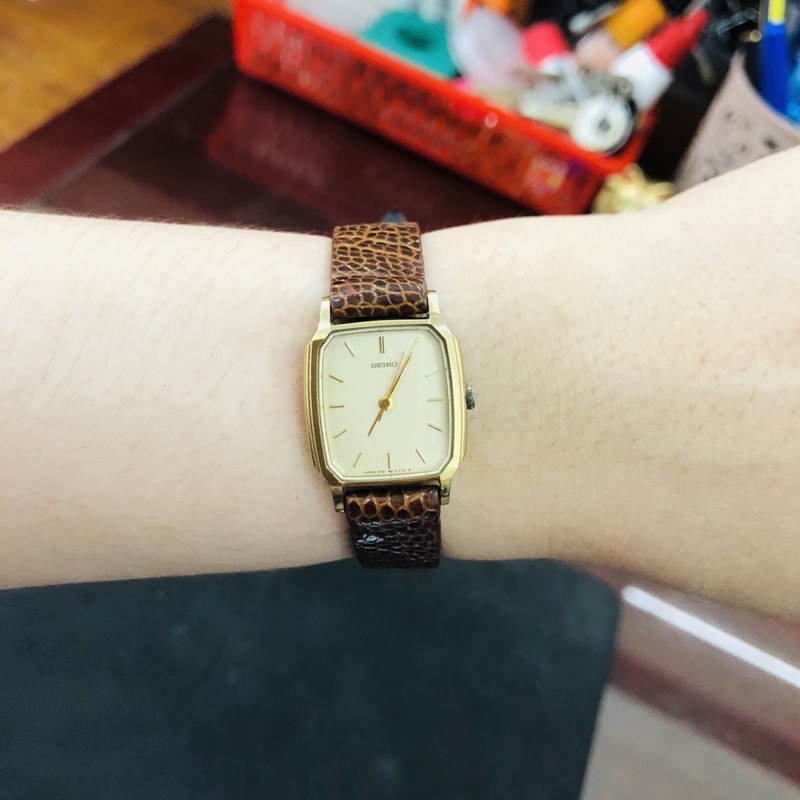 Đồng hồ nữ si nhật dáng tank hiệu Seiko