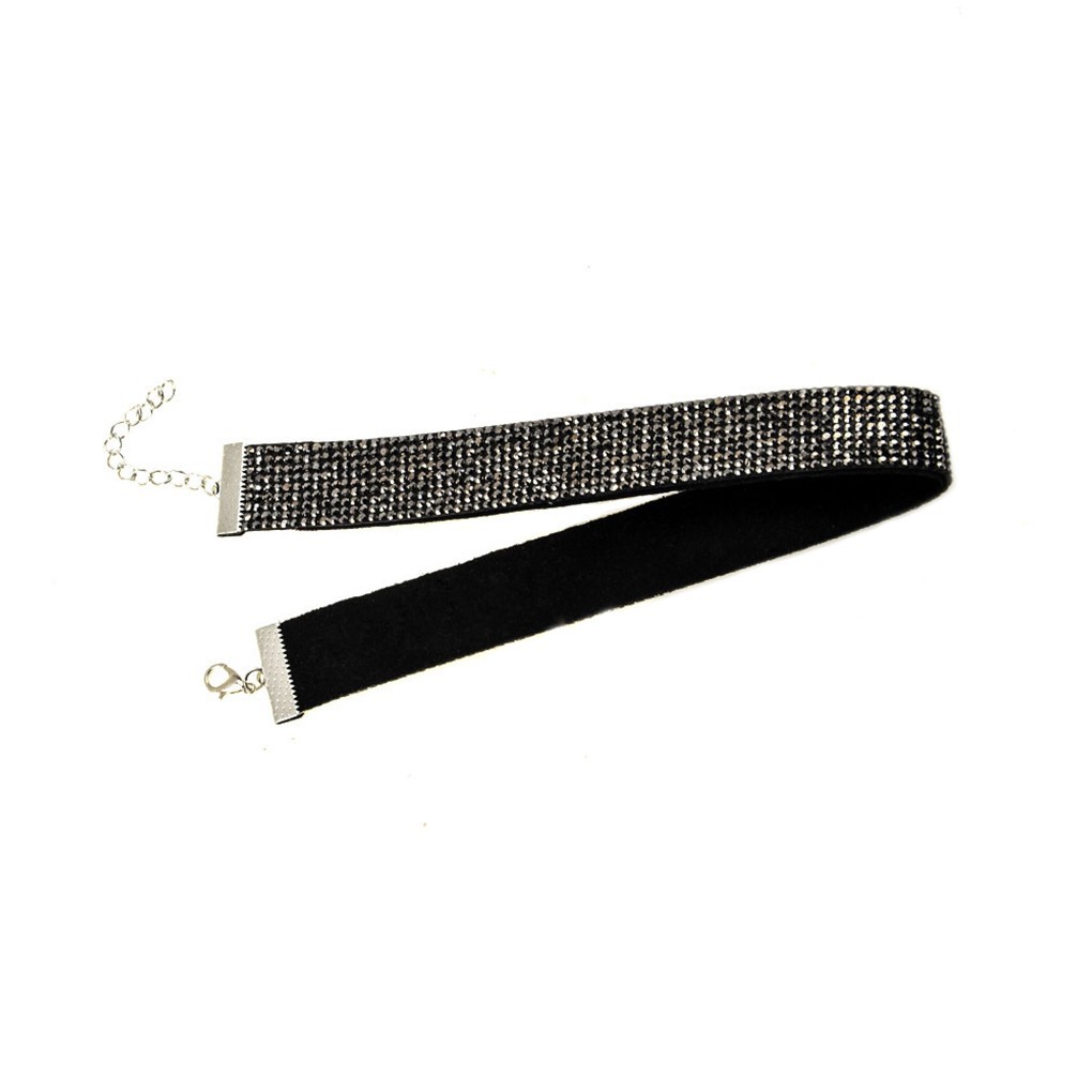 Vòng cổ nhung đen đính hạt cực nổi bật