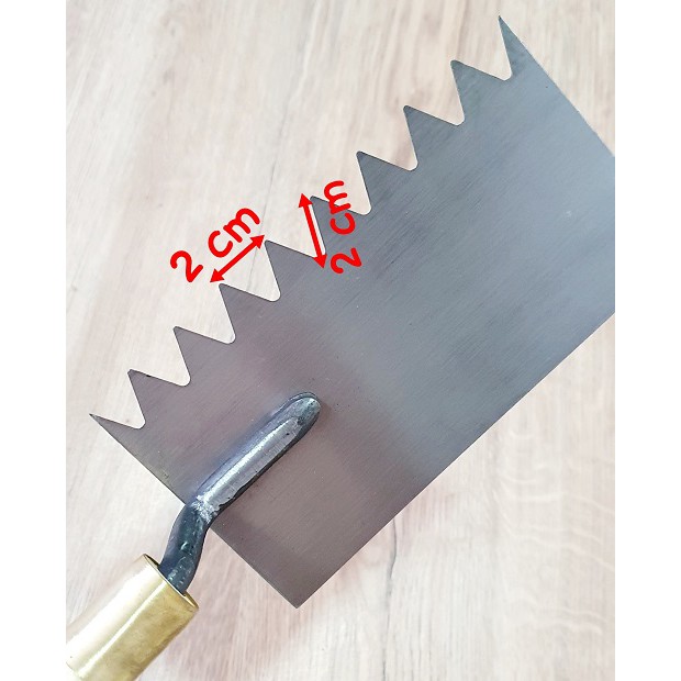 Bay Xây Vuông Lưỡi Thép 9x16,5cm Rãnh Răng Cưa Tam Giác Đều Cạnh 2cm Cán Gỗ Đuôi Bọc Nhựa