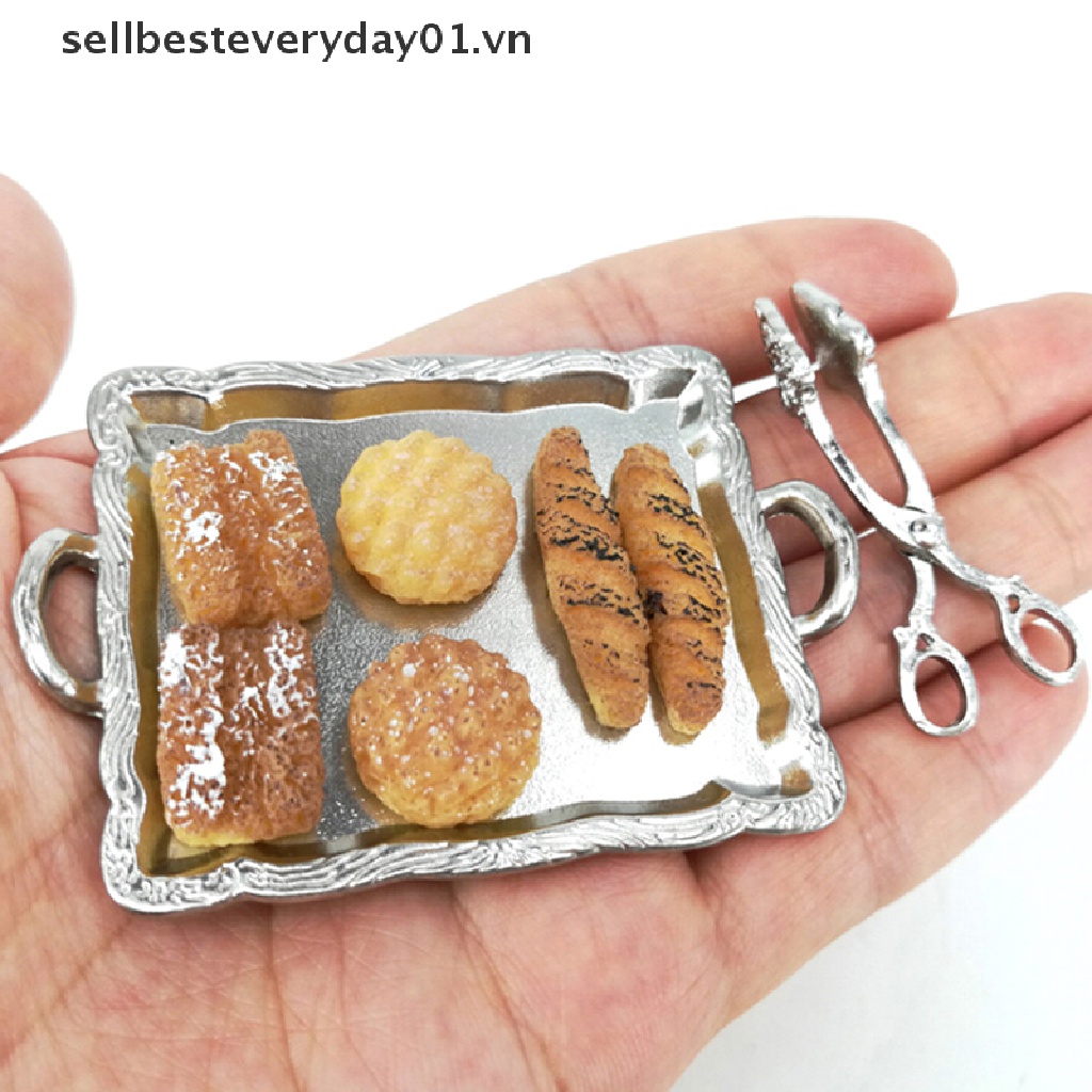 Set 8 Món Đồ Chơi Gồm Khay Bạc + 6 Bánh Mì Tỉ Lệ 1: 12 + Kẹp Bạc Trang Trí Nhà Búp Bê
