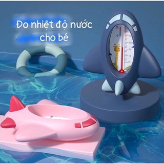 Đo nước tắm phi thuyền cho bé.