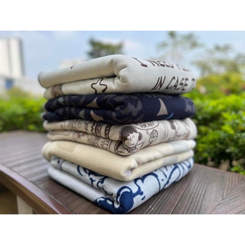 CHĂN XUẤT DƯ UNIQLO SNOOPY CHUẨN ĐẸP 80x134cm chất liệu lông cừu nhân tạo êm mềm.